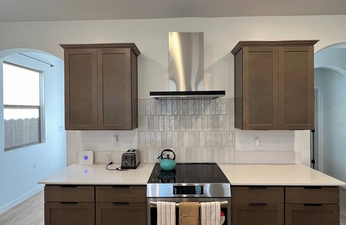 Pumpkin Center House | Luxurious 3BR/3BA Getaway Home with Dual Living Spaces in SW Bakersfield