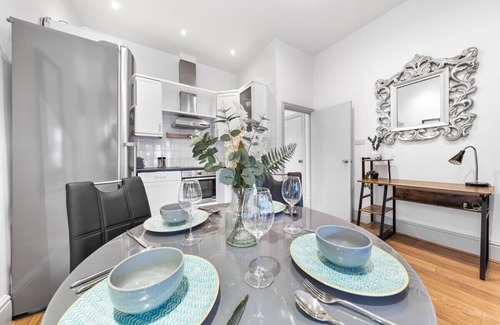 Royal Borough of Kensington and Chelsea Apartment | Luxurious 3BR Flat w/Balcony in Kensington for 7!