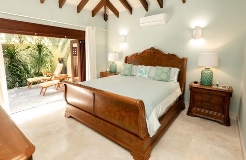 Mamora Bay Villa | Luxurious 4 bedroom Beachfront Villa, Private pool, Close to English Harbour
