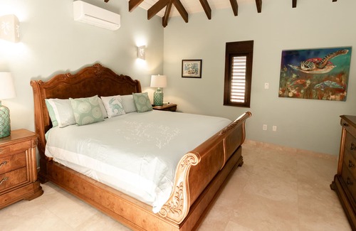 Mamora Bay Villa | Luxurious 4 bedroom Beachfront Villa, Private pool, Close to English Harbour