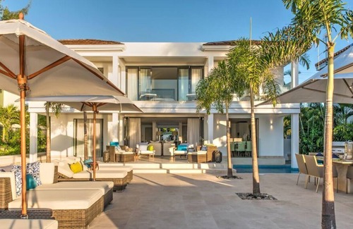 Fitts Village Villa | Luxurious 4 bedroom beachfront villa on the west coast of Barbados