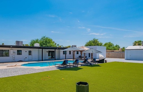 Rancho Saguaro House | Luxurious 4 Bedroom with Resort-Like Pool Area & Many Outdoor Activities! by RedAwning