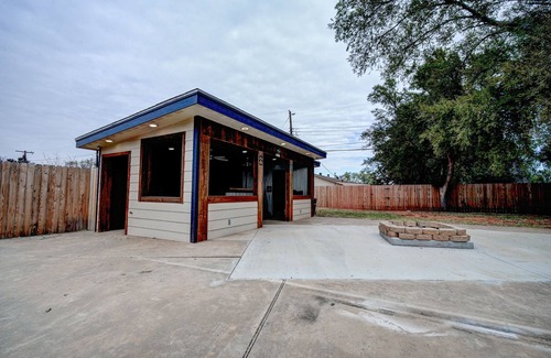 Woodward House | Luxurious 4-bedroom w/pool table & outdoor bar