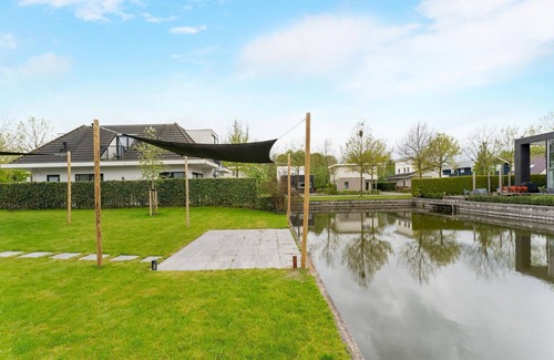 Zeewolde House | Luxurious 4-person house on the water with modern kitchen, direct access to the water and comfortable furnishings. Perfect for rest and relaxation!