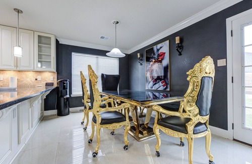 Cypress House | Luxurious 4bdr 3.5bth Family Friendly House In The Houston Area