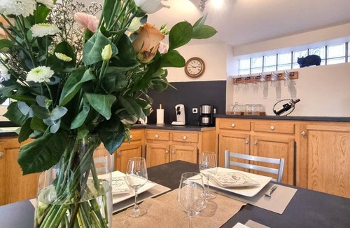 Montbrison Cottage | Luxurious 4BR Cottage with Spa, Sauna, and Game Room in Montbrison