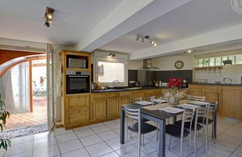 Montbrison Cottage | Luxurious 4BR Cottage with Spa, Sauna, and Game Room in Montbrison