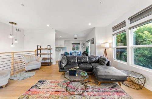 Los Feliz House | Luxurious 4BR in prime LA location with great view