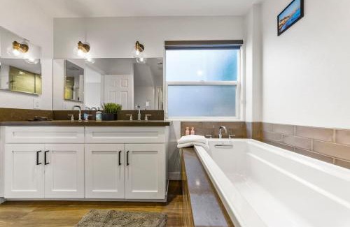 Los Feliz House | Luxurious 4BR in prime LA location with great view