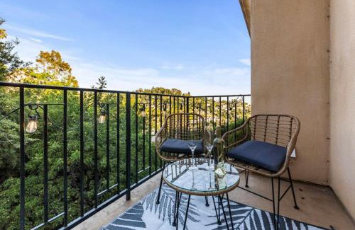 Los Feliz House | Luxurious 4BR in prime LA location with great view