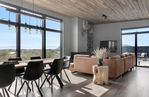 Selfoss House | Luxurious 4BR Summerhouse with Hot Tub and Sauna