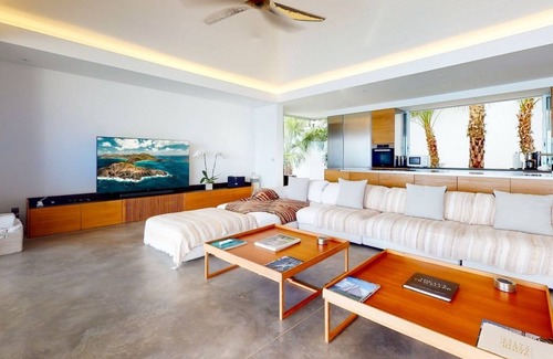 Camaruche Villa | Luxurious 5 BDRM Modern Villa w Pool