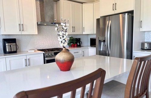 Ayr House | Luxurious 5-Bdrm villa, Bdrm on Main Floor, 10/15 min to Paris/Cambridge/Kitchnr