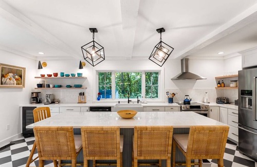 North Hampton House | Luxurious 5-bedroom House Walking Distance to Historic Beach Walk and Beaches