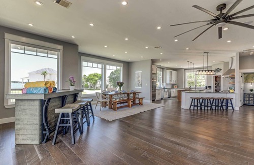 Clear Lake Shores House | LUXURIOUS 5-bedroom house in beautiful Kemah overlooking the lake with a pool!