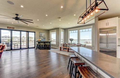 Clear Lake Shores House | LUXURIOUS 5-bedroom house in beautiful Kemah overlooking the lake with a pool!