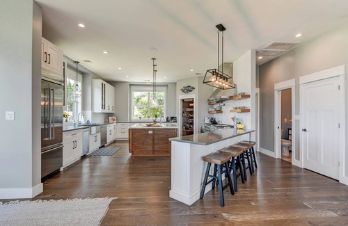 Clear Lake Shores House | LUXURIOUS 5-bedroom house in beautiful Kemah overlooking the lake with a pool!