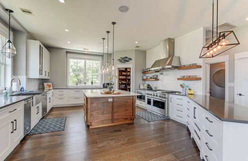 Clear Lake Shores House | LUXURIOUS 5-bedroom house in beautiful Kemah overlooking the lake with a pool!