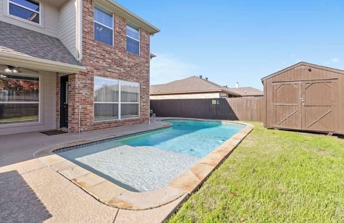 Burleson House | Luxurious 5-Bedroom Villa with Pool In Fort Worth
