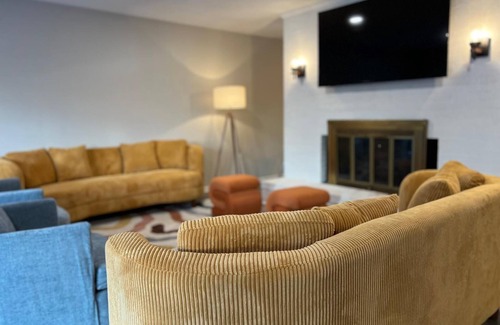 Columbus House | Luxurious 5BDR Home: Playset, Games & Pool Table