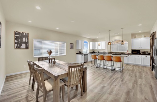 Arden House | Luxurious 5BR 4.5BA Villa - 15 Mins to Strip 1st Fl Master 4000 sq ft Sleeps 16