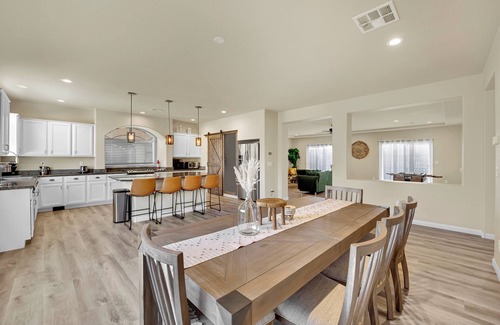 Arden House | Luxurious 5BR 4.5BA Villa - 15 Mins to Strip 1st Fl Master 4000 sq ft Sleeps 16