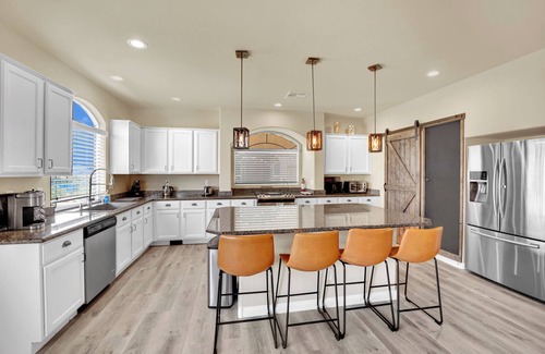 Arden House | Luxurious 5BR 4.5BA Villa - 15 Mins to Strip 1st Fl Master 4000 sq ft Sleeps 16