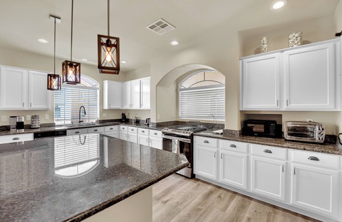 Arden House | Luxurious 5BR 4.5BA Villa - 15 Mins to Strip 1st Fl Master 4000 sq ft Sleeps 16