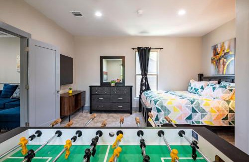 Northside Villa | Luxurious 5BR Home Sleeps-14