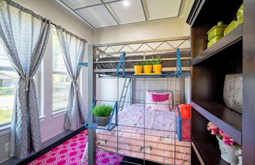 Northside Villa | Luxurious 5BR Home Sleeps-14
