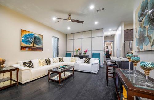 Northside Villa | Luxurious 5BR Home Sleeps-14