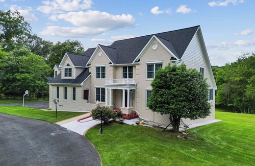 Glenelg House | Luxurious 6-bed home with 3-acre yard, ideal for family gatherings. Book now!