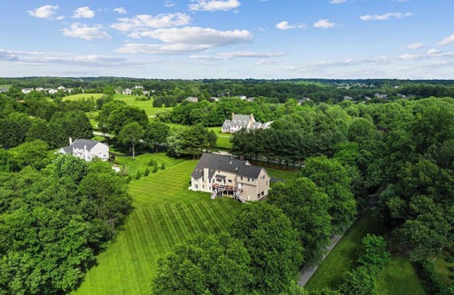 Glenelg House | Luxurious 6-bed home with 3-acre yard, ideal for family gatherings. Book now!