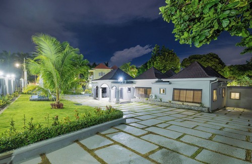 IronShore Estates Villa | Luxurious 6-bedroom villa with pool, bar, fire pit in gorgeous St. James Parish