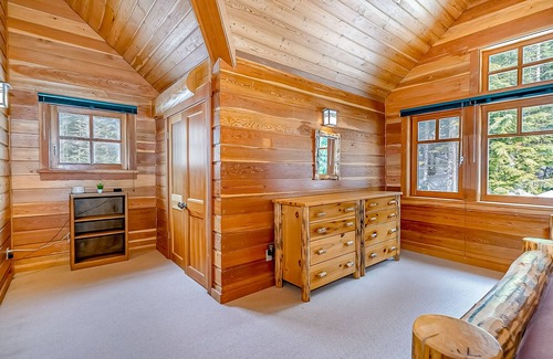 Snoqualmie Pass House | Luxurious 6000-square-foot mountain estate on 10 acres with hot tub & firepit