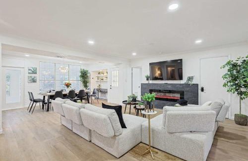 Sherman House | Luxurious 6BR 3BA Villa with Hot Tub