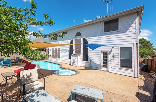 Barker House | Luxurious 7-BR w Pool & Spa 25 Mins Downtown OB