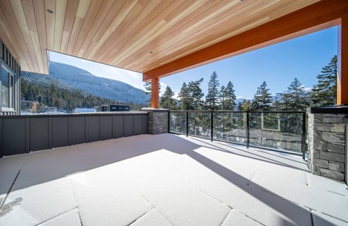 Sea to Sky Highway House | Luxurious 7BR Escape w/Mountain Views & Privacy
