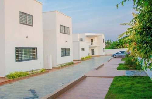 East Legon Apartment | Luxurious 8-Bedroom With Pool Stay in East-Legon
