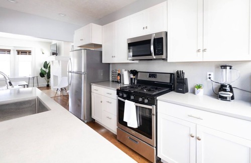 Hough House | Luxurious 9 BR Movie Theater Duplex Near CWRU!