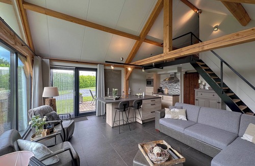 Alphen House | Luxurious and attractive detached house