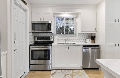 Amherstburg House | Luxurious and Cheerful House in Monopoly Subdivision