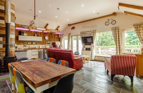 Durham Ski Chalet | Luxurious and stylish modern lodge with one master double and one twin.