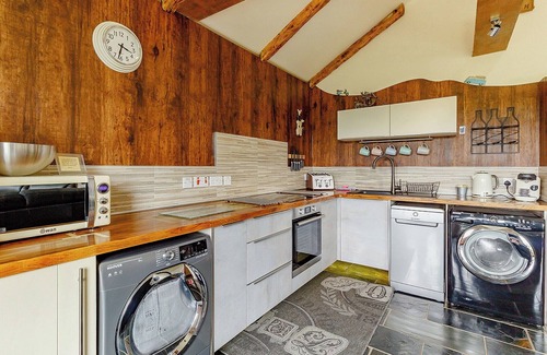 Durham Ski Chalet | Luxurious and stylish modern lodge with one master double and one twin.