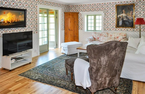 Vastra Nashulta House | Luxurious and well-maintained cottage with spacious terrace.