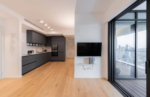 Tel Aviv Apartment | Luxurious Apartment in Tel Aviv. Terrace and Pool n n