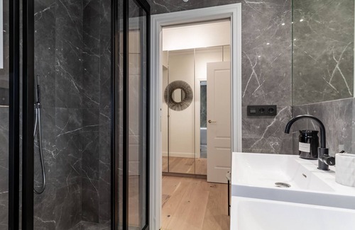 Jeronimos Apartment | Luxurious apartment with 3 bedrooms at Retiro Park. Full equipped, with A/C and internet