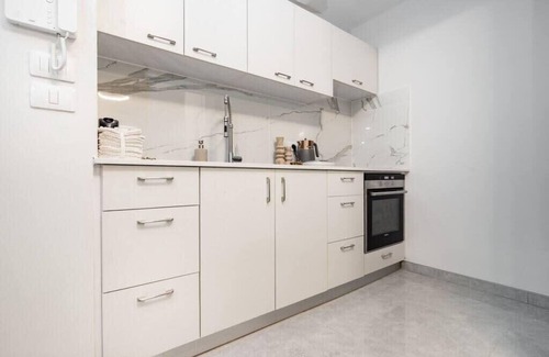 Mea She'arim Condo | Luxurious Apt with Private Heated Pool City Center