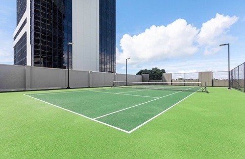 Takapuna Apartment | Luxurious Apt with Rooftop Heated Pool Gym Tennis