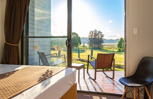 Kurwongbah Bed & Breakfast | Luxurious B&B and Winery 40 mins from Brisbane CBD, near Narangba train station.